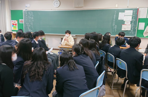  Interacting with students from Osaka Prefectural Hanazono High School!