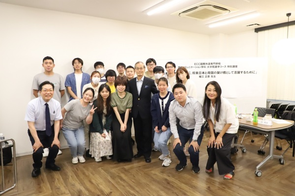 大学院進学コースにて堀江正彦先生による特別講演授業が行われました。