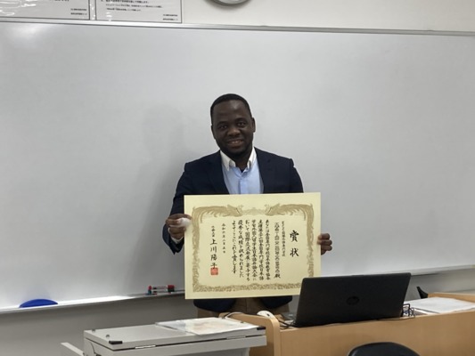 日本語弁論大会の表彰状授与